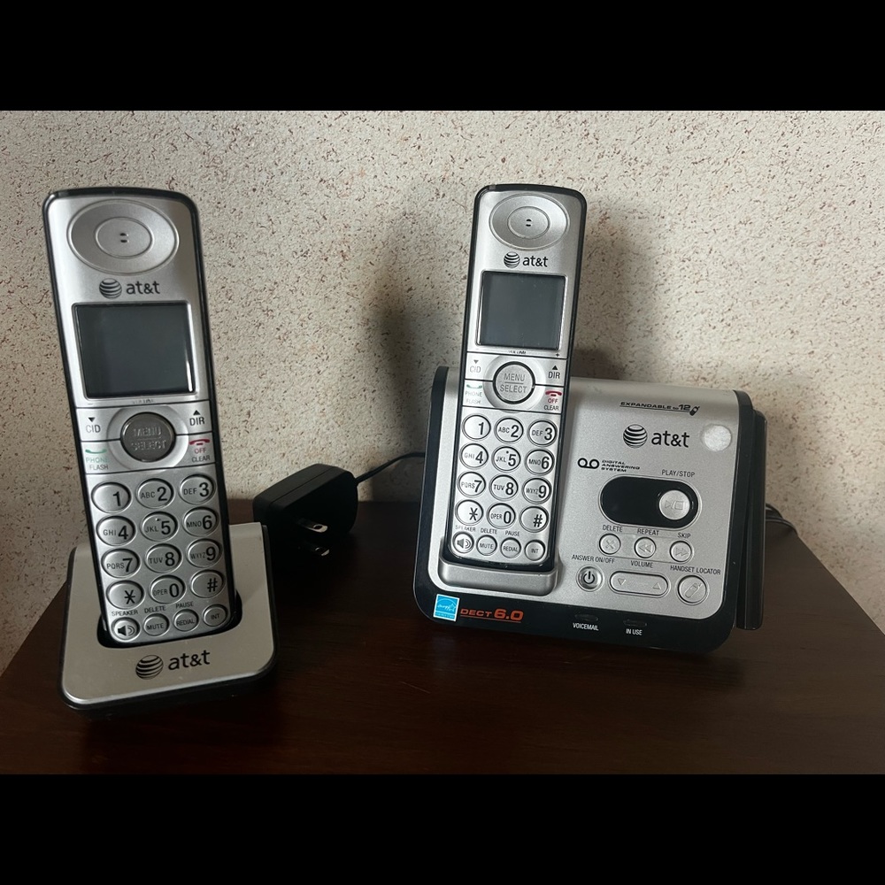 AT&T 3-HandsetTelephone/Answering System with Caller ID/Call Waiting